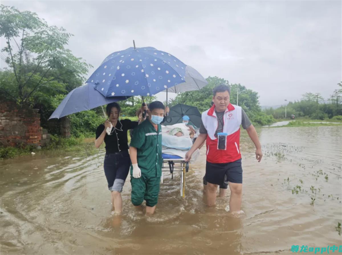 广东清远英德洪灾肆虐 商户店铺仓库淹没两米深